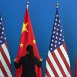 　５月２７日、米通商代表部（ＵＳＴＲ）は、中国が不当に米国産鶏肉製品に反ダンピング（不当廉売）関税を課しているとして、世界貿易機関（ＷＴＯ）に紛争処理小委員会の設置を要請したと発表した。写真は米国と中国の国旗、北京で２０１４年７月、代表撮影（２０１６年　ロイター/Ng Han Guan）